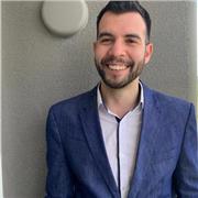 Profesor de Historia dicta clases a niños, niñas y adolescentes desde los 12 a los 17 años